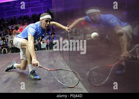 Dubai, Emirati Arabi Uniti. Il 9 giugno, 2018. Ali Farag d'Egitto compete durante l'uomo partita finale contro Mohamed Elshorbagy d'Egitto a Dubai World Series Finals squash nel torneo di Dubai, Emirati Arabi Uniti, 9 giugno 2018. Ali Farag perso 1-3. Credito: Mahmoud Khaled/Xinhua/Alamy Live News Foto Stock