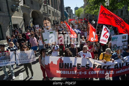 Saguenay, Canada. 8 Giugno, 2018. Anti-G7 manifestanti a piedi sul Québec per le strade delle città. Credito: Patrice Lapointe/ZUMA filo/Alamy Live News Foto Stock