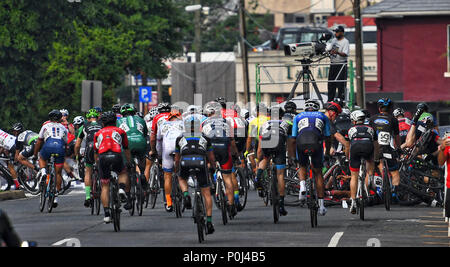 Clarendon, STATI UNITI D'AMERICA. 9 giugno 2018: il ventunesimo Forze Armate cycling classic svoltasi a Clarendon e Crystal City il 9 giugno e 10th. Le Forze Armate cycling classic è la regione di premier manifestazione ciclistica, con opportunità di partecipazione per i ciclisti di tutte le abilità. La manifestazione include pro racing, kids racing e la domenica mattina le forze armate della Cycling Classic Challenge Ride che consente di ottenere per le associazioni di beneficenza designato. (Foto di Douglas Graham/WLP) Credito: William Graham/Alamy Live News Foto Stock