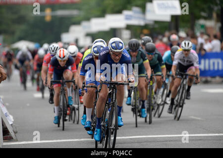 Clarendon, STATI UNITI D'AMERICA. 9 giugno 2018: il ventunesimo Forze Armate cycling classic svoltasi a Clarendon e Crystal City il 9 giugno e 10th. Le Forze Armate cycling classic è la regione di premier manifestazione ciclistica, con opportunità di partecipazione per i ciclisti di tutte le abilità. La manifestazione include pro racing, kids racing e la domenica mattina le forze armate della Cycling Classic Challenge Ride che consente di ottenere per le associazioni di beneficenza designato. (Foto di Douglas Graham/WLP) Credito: William Graham/Alamy Live News Foto Stock