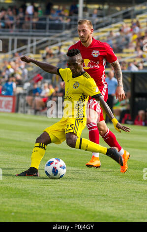 Sabato, Giugno 09, 2018: Columbus Crew SC defender Afful Harrison (25) facendo un pass di centraggio con New York Red Bulls centrocampista Daniel Royer (77) dando la caccia nel match tra New York Red Bulls e Columbus Crew SC a MAPFRE Stadium, in Columbus OH. Obbligatorio Photo credit: Dorn Byg/Cal Sport Media. Columbus Crew SC 1 - New York Red Bulls 1 Credito: Cal Sport Media/Alamy Live News Foto Stock