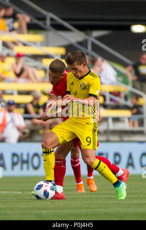 Sabato, Giugno 09, 2018: Columbus Crew SC inoltra Pedro Santos (9) tentativi di dribbling la palla oltre New York Red Bulls centrocampista Marc Rzatkowski (90) Nel confronto tra New York Red Bulls e Columbus Crew SC a MAPFRE Stadium, in Columbus OH. Obbligatorio Photo credit: Dorn Byg/Cal Sport Media. Columbus Crew SC 1 - New York Red Bulls 1 Credito: Cal Sport Media/Alamy Live News Foto Stock