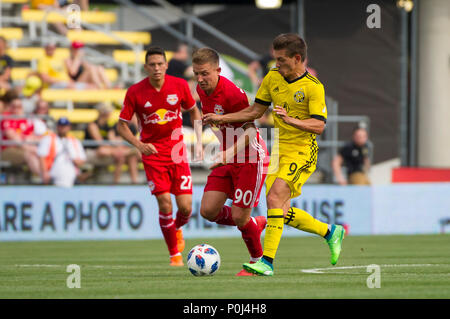 Sabato, Giugno 09, 2018: Columbus Crew SC inoltra Pedro Santos (9) tenta di passare la palla oltre New York Red Bulls centrocampista Marc Rzatkowski (90) Nel confronto tra New York Red Bulls e Columbus Crew SC a MAPFRE Stadium, in Columbus OH. Obbligatorio Photo credit: Dorn Byg/Cal Sport Media. Columbus Crew SC 1 - New York Red Bulls 1 Credito: Cal Sport Media/Alamy Live News Foto Stock