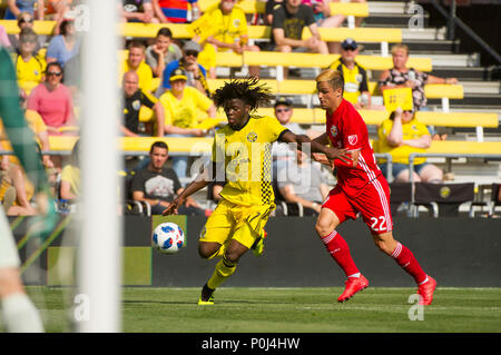 Sabato, Giugno 09, 2018: New York Red Bulls centrocampista Florian Valot (22) dà la caccia al Columbus Crew SC defender Lalas Abubakar (17) Nel confronto tra New York Red Bulls e Columbus Crew SC a MAPFRE Stadium, in Columbus OH. Obbligatorio Photo credit: Dorn Byg/Cal Sport Media. Columbus Crew SC 1 - New York Red Bulls 1 Credito: Cal Sport Media/Alamy Live News Foto Stock