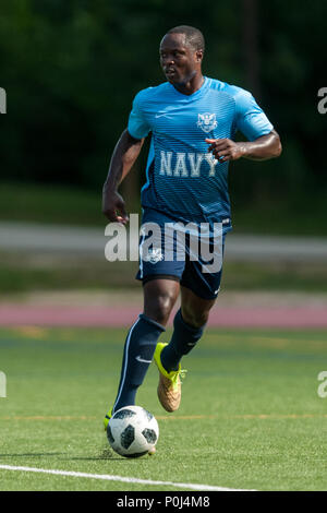 Fort Bragg, North Carolina, Stati Uniti d'America. Il 9 giugno, 2018. Giugno 9, 2018 - Fort Bragg, N.C., STATI UNITI D'AMERICA - Navy Soccer Petty Officer 1. Classe Garrneth Robinson (14) lavora la palla sul perimetro durante il campionato finale tra Stati Uniti Air Force e gli Stati Uniti Marina presso il 2018 le Forze Armate di uomini di calcio del campionato, a Hedrick Stadium, a Fort Bragg. Air Force, il 2016 difendendo champions, sconfitto Navy, 5-2 la rivendicazione quest'anno il titolo. Le Forze Armate degli uomini campionato di calcio viene condotta ogni due anni. Credito: Timothy L. Hale/ZUMA filo/Alamy Live News Foto Stock