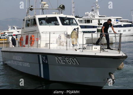 Atene. 8 Giugno, 2018. Foto scattata il 8 giugno 2018 mostra una costa di protezione in partenza in barca da Marina Zeas, ad Atene, in Grecia. Le operazioni di ricerca e salvataggio di migliaia di migranti attraversando il Mar Egeo, insieme con la lotta contro il commercio illegale di circuito sono tra le priorità e le sfide per il Greco Coast Guard, un greco ufficiale Xinhua ha detto qui. Per andare con funzione: migranti le operazioni di salvataggio, commercio illegale delle principali sfide per il Greco Coast Guard Credito: Marios Lolos/Xinhua/Alamy Live News Foto Stock