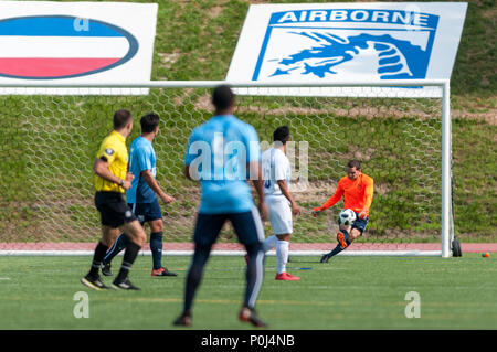 Fort Bragg, North Carolina, Stati Uniti d'America. Il 9 giugno, 2018. Giugno 9, 2018 - Fort Bragg, N.C., STATI UNITI D'AMERICA - Navy Soccer Petty Officer 2a classe Jonathan Mayo (1) cancella la sfera dal Navy territorio durante il campionato finale tra Stati Uniti Air Force e gli Stati Uniti Marina presso il 2018 le Forze Armate di uomini di calcio del campionato, a Hedrick Stadium, a Fort Bragg. Air Force, il 2016 difendendo champions, sconfitto Navy, 5-2 la rivendicazione quest'anno il titolo. Le Forze Armate degli uomini campionato di calcio viene condotta ogni due anni. Credito: Timothy L. Hale/ZUMA filo/Alamy Live News Foto Stock