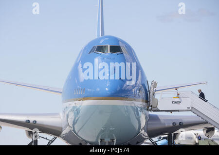 LA MALBAIE , QC - Giugno 08 & 09: Presidente Trump commissioni Air Force One sabato 9 giugno, 2018, presso le forze canadesi Bagotville Base in La Baie, Quebec, Canada en route a Singapore dal Vertice G7 di Charlevoix, Quebec, Canada Persone: presidente Donald Trump Credito: tempeste Media Group/Alamy Live News Foto Stock