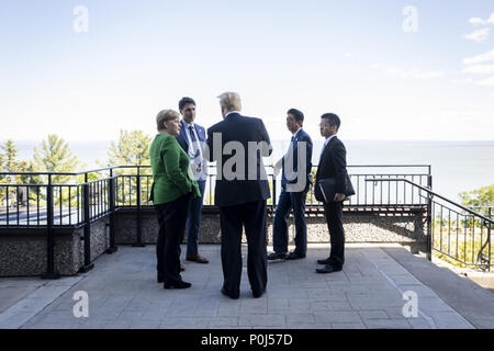 LA MALBAIE , QC - Giugno 08 & 09: Presidente Trump si unisce il Cancelliere Angela Merkel di Germania, Primo Ministro Justin Trudeau del Canada, e il Primo Ministro Shinzo Abe del Giappone, come parlano il Venerdì, 8 giugno 2018, prima della loro G7 sessione di lavoro II presso il Fairmont Le Manoir Richelieu in Charlevoix, Quebec, Canadad Giappone per i due giorni del Vertice, nel comune di La Malbaie. Persone: presidente Donald Trump Credito: tempeste Media Group/Alamy Live News Foto Stock