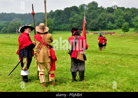 Xvii secolo militari di re-enactors in costume in piedi che si affaccia su quello che sarà il campo di battaglia di Bristol nella guerra civile inglese del 1641 a 1652 Foto Stock