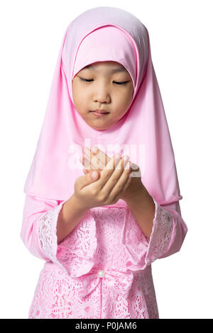 Asian poco ragazza cinese indossando il tradizionale costume Malay negli isolati di sfondo bianco Foto Stock