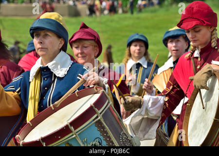 Batteristi Marching nel XVII secolo i costumi durante la guerra civile inglese rievocazione, anni 1641 al 1652, REGNO UNITO Foto Stock