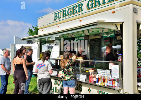 Mobile burger van parcheggiato al festival di servire i clienti, REGNO UNITO Foto Stock