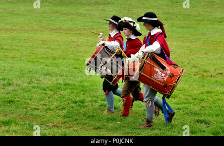 Tre batteristi marching nel XVII secolo i costumi durante la guerra civile inglese rievocazione, anni 1641 al 1652, REGNO UNITO Foto Stock