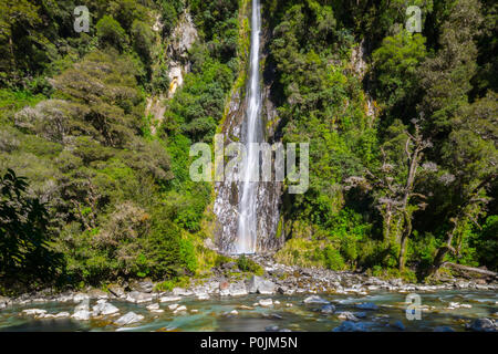 Thunder Creek Falls si trova a mt. Gli aspiranti National Park, lungo HAAST Autostrada nell isola del sud della Nuova Zelanda Foto Stock
