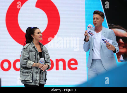 Demi Lovato e Roman Kemp sul palco durante la capitale estiva della sfera con Vodafone presso lo Stadio di Wembley a Londra. Foto Stock