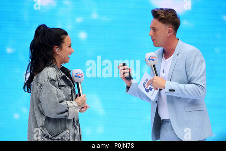 Demi Lovato e Roman Kemp sul palco durante la capitale estiva della sfera con Vodafone presso lo Stadio di Wembley a Londra. Foto Stock