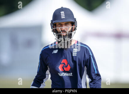 L'Inghilterra del Moeen Ali durante una sessione di reti presso il Grange, Edimburgo. Foto Stock