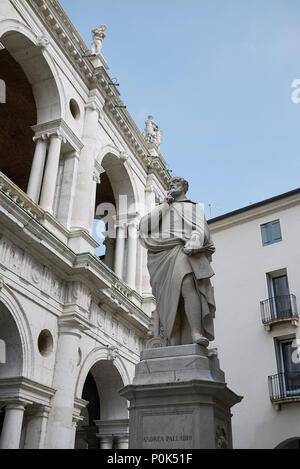 Vicenza, Italia - 26 Maggio 2018 : Vista di Andrea Palladio statua accanto alla Basilica Palladiana Foto Stock