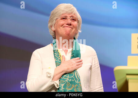 Ex ministro catalano Clara Ponsati, sul palco del Partito nazionale scozzese di primavera della conferenza presso il Centro Conferenze ed Esposizioni di Aberdeen (AECC), Aberdeen. Foto Stock