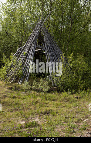 Un trasportabile Sami capanna chiamata Goahti a Kautokeino in Finnmark provincia di Norvegia ha presentato in un museo a cielo aperto. Foto Stock