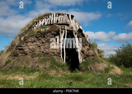 Un trasportabile Sami capanna chiamata Goahti a Kautokeino in Finnmark provincia di Norvegia ha presentato in un museo a cielo aperto. Foto Stock