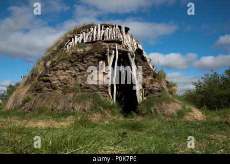 Un trasportabile Sami capanna chiamata Goahti a Kautokeino in Finnmark provincia di Norvegia ha presentato in un museo a cielo aperto. Foto Stock