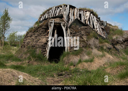 Un trasportabile Sami capanna chiamata Goahti a Kautokeino in Finnmark provincia di Norvegia ha presentato in un museo a cielo aperto. Foto Stock