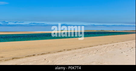 Spiaggia di CULBIN MORAY Scozia miglia di spiaggia di sabbia e il mare di canale a bassa marea che conducono alle lagune Foto Stock