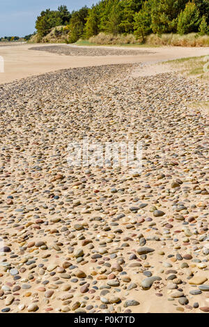 Spiaggia di CULBIN MORAY Scozia miglia di spiaggia di sabbia di distribuzione di ciottoli sulla sabbia Foto Stock