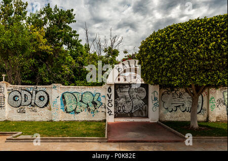 Lo spagnolo graffiti sul muro di una casa di fronte alla spiaggia di Axarquía, la Cala del Moral comune di Rincón de la Victoria, Spagna Foto Stock