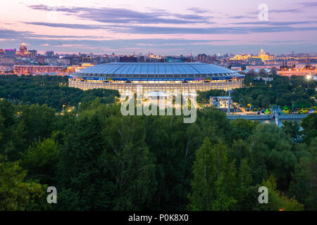 Mosca, Russia - Giugno 06, 2018: la vista del tramonto di Luzhniki Stadium da Sparrow Hills Observation Deck, il principale stadium di 2018 FIFA World Cup, 0 giugno Foto Stock