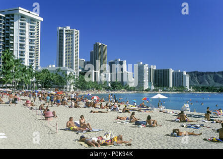 1993 alberghi storici di Waikiki Beach e DIAMOND HEAD SKYLINE HONOLULU OAHU HAWAII USA Foto Stock