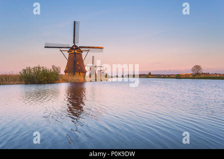 Il mulino a vento si riflette nel canale Kinderdijk Rotterdam South Holland Olanda Europa Foto Stock