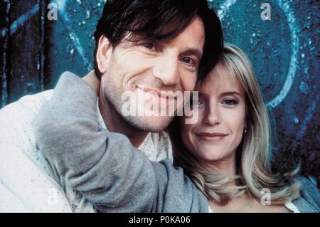 Pellicola originale titolo: ADDICTED PER AMORE. Titolo inglese: ADDICTED PER AMORE. Regista: Griffin Dunne. Anno: 1997. Stelle: Kelly Preston; TCHEKY KARYO. Copyright: Editoriale all'interno di utilizzare solo. Questa è una distribuita pubblicamente handout. I diritti di accesso soltanto, senza licenza di copyright fornite. Autorizzazione obbligatoria per Visual Icona (www.visual-icon.com) è richiesto per la riproduzione di questa immagine. Credito: fuorilegge / WETCHER, BARRY / Album Foto Stock