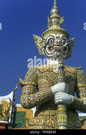 1995 storico guardia silenziosa Wat Phra KAEO Grand Palace a Bangkok in Tailandia Foto Stock