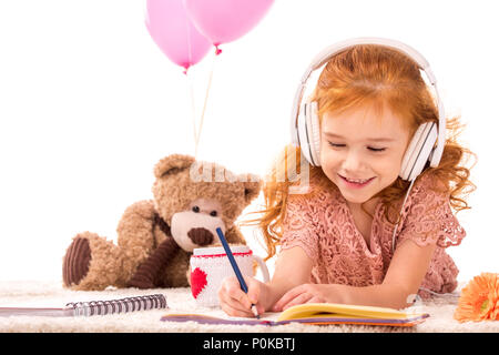 Sorridente disegno di capretto e ascolto di musica isolato su bianco Foto Stock