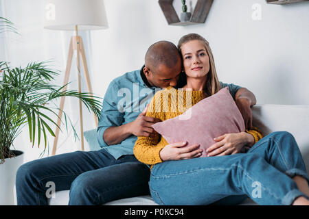 African American fidanzato bacio fidanzate collo Foto Stock