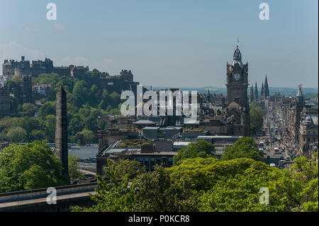 Una vista di Edimburgo dal Carlton Hill in Edinburgh compresi Scott Monument e il Balmoral Hotel la Torre dell Orologio e il castello di distanza Foto Stock