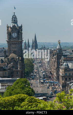 Una vista di Edimburgo dal Carlton Hill in Edinburgh compresi Scott Monument e il Balmoral Hotel la Torre dell Orologio e il castello di distanza Foto Stock