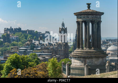 Una vista di Edimburgo dal Carlton Hill in Edinburgh compresi Scott Monument, il Balmoral Hotel la Torre dell Orologio e Dugald Stewart monumento Foto Stock