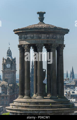 Una vista di Edimburgo dal Carlton Hill in Edinburgh compresi Scott Monument, il Balmoral Hotel la Torre dell Orologio e Dugald Stewart monumento Foto Stock