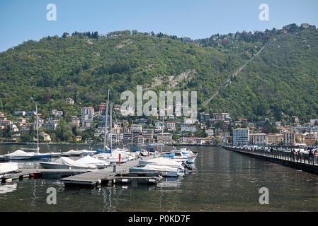 Como, Italia - 22 Aprile 2018: Vista di Como dal Tempio Voltiano park Foto Stock