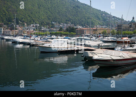 Como, Italia - 22 Aprile 2018: porto turistico a Como Foto Stock