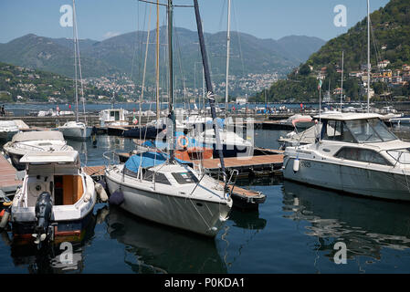 Como, Italia - 22 Aprile 2018: porto turistico a Como Foto Stock