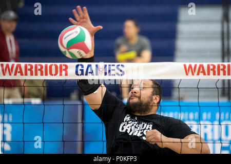 Esercito Capt. Alex Wilson punte una sfera durante l udienza pallavolo pratica per il 2018 Warrior giochi presso la Air Force Academy in Colorado Springs, Colo. Giugno 1, 2018. (DoD foto di EJ Hersom) Foto Stock