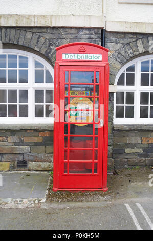 Una cabina telefonica in Hawkshead, Cumbria, Regno Unito, che ora contiene un defibrillatore invece di un telefono Foto Stock