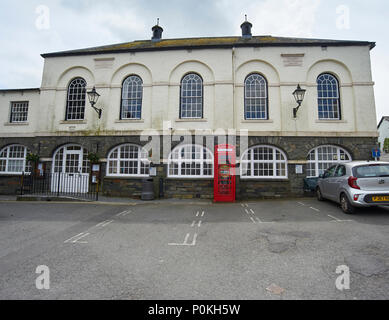 Una cabina telefonica in Hawkshead, Cumbria, Regno Unito, che ora contiene un defibrillatore invece di un telefono Foto Stock