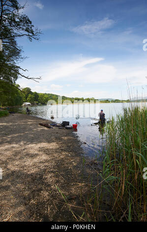 Gli uomini di pesca sul Esthwaite acqua (Pesca di Trote) il Parco nazionale del Lake District, Sito Patrimonio Mondiale dell'UNESCO, Cumbria, Regno Unito, GB Foto Stock