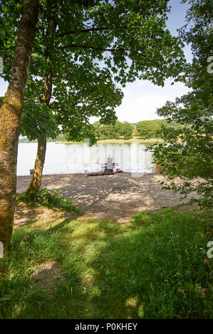 Gli uomini di pesca sul Esthwaite acqua (Pesca di Trote) il Parco nazionale del Lake District, Sito Patrimonio Mondiale dell'UNESCO, Cumbria, Regno Unito, GB Foto Stock